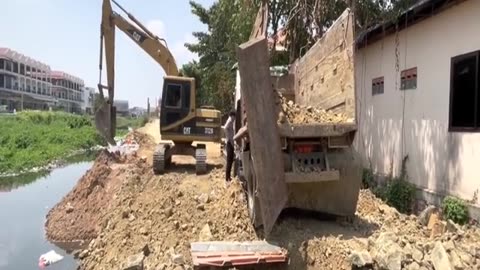Wonderful Action incredible Dump Truck Overturned Because Landslide, Unloading Back To Pour Stone