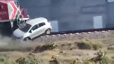 🚆Train hits car railway🛤️ crossing in Mexico