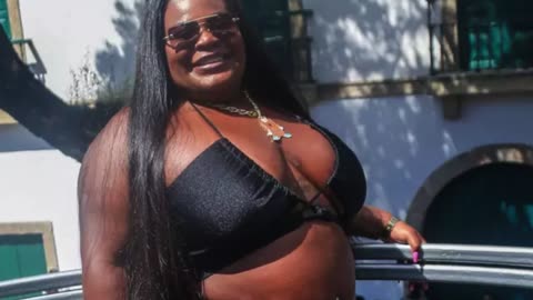 Jojo Todynho mostra barriga e deixa piercing no umbigo à mostra