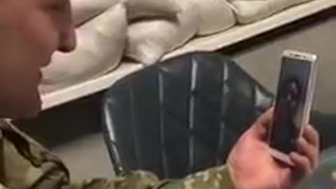 Militare ucraino chiama la madre di un soldato russo ucciso (Video)