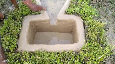 Amazing Hole Fish Trap- Smart Boy Build Fish Trap By Muddy soil ..