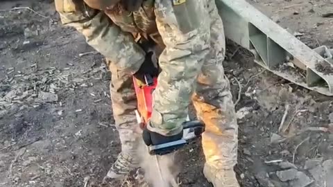 Ukrainian troops brave cold to free frozen M777 howitzer from ground