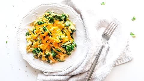 Keto Recipe - Spinach & Cheddar Scrambled Eggs