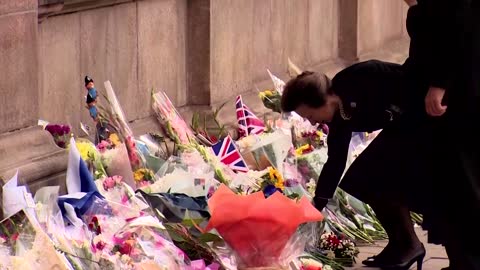 Princess Anne views tributes to queen in Glasgow