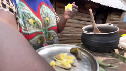 THE LIFE OF A MOTHER IN AN AFRICAN VILLAGE, VILLAGE FOOD, AND BREAKFAST TASTY BANANA COOKING