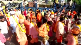 Hundreds of thousands of devotees take holy dip in India