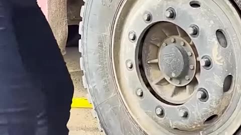 This lady can change truck tires