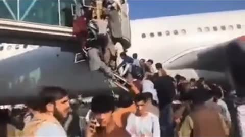 Afghans try to flee Taliban/Afghans fall from air plan