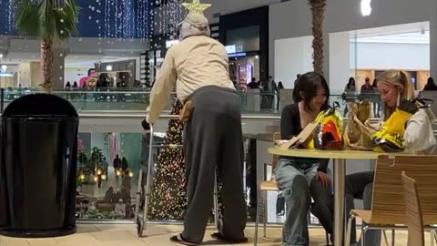 Толстый старик пукает на девушек в торговом центре! (Бурная реакция!)