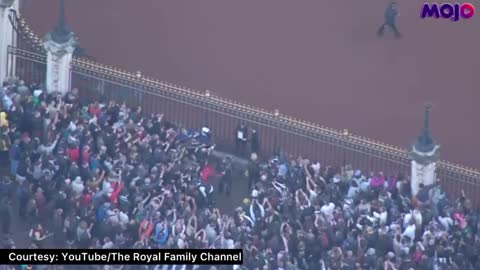 Official Notice Of Queen's Death Posted On The Gates Of Buckingham Palace