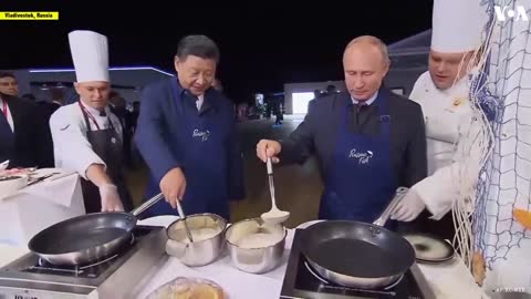 Putin and Xi make pancakes _ VOANews_1