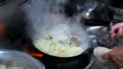 Skilled wok professional running the restaurant alone! Amazing lunch for 690 yen!