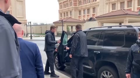 Putin chega a Sevastopol em carro que ele mesmo estava dirigindo.