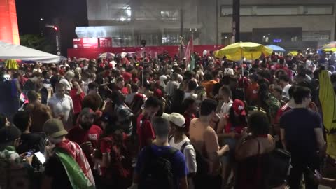 Brazil: supporters celebrate as Lula holds narrow leads | AFP