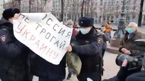 RUSSIA POLICE REMOVES ELDERLY PEACEFUL PROTESTOR