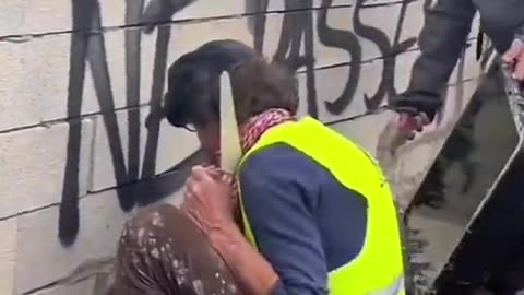 🇫🇷FRANCE - Protesting workmen simply build a wall on a highway!