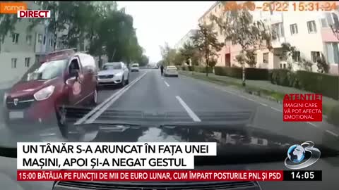 Momentul în care un tânăr se aruncă în fața unei mașini, pe o stradă din Brașov