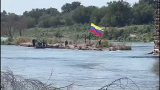 Venezuelan Plants his Venezuelan Flag in Texas