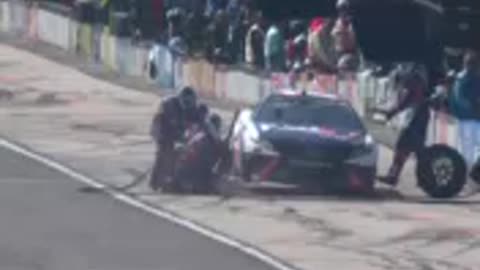 Denny Hamlin shows more issues, spins on Stage 2 restart
