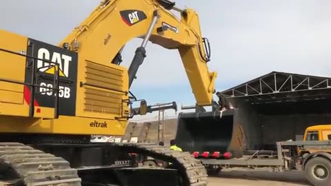 Caterpillar 6015B Excavator Fitting The Bucket And The First Loads - Sotiriadis Brothers