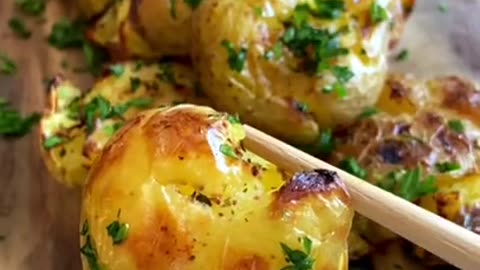 Smashed Potato 🤤 - Keto Recipes 🥘 - Low Carb 🥗 Keto Diet - Short Video