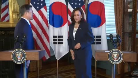 Diplomatic incident Kamala Harris Wiping her hand after shaking with South Korean President Moon