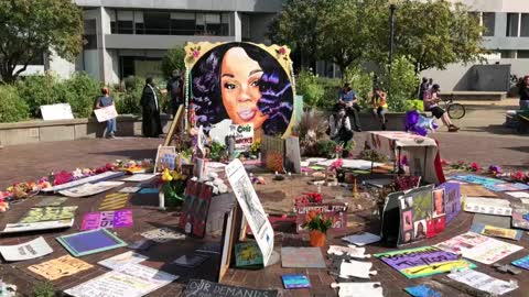 Decenas de personas depositan flores en Louisville en memoria de Breonna Taylo