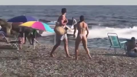Drug smugglers in Spain restrained by beach goers