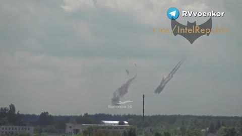 Russian attack planes SOAR through the sky, BLASTING at Ukrainian army positions