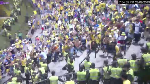 Video: Así fue la riña que dejó 10 policía heridos en el estadio Alfonso López de Bucaramanga