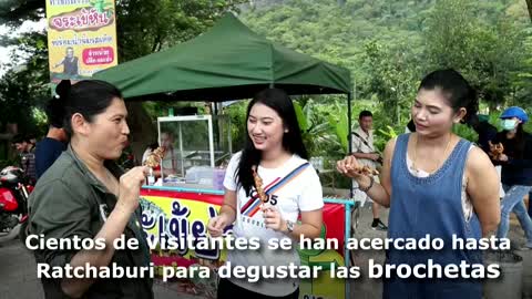 Un tailandés abre un exótico puesto de carne de cocodrilo a las brasas