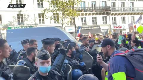 France: Scuffles erupt between Yellow Vests and police at anti-COVID-19 pass demo in Paris