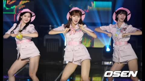 Oh My Girl's BANHANA's Adorable Stage Photos!
