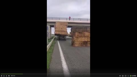 Incredible. French farmers have now created a blockade on highway A64 near Toulouse.