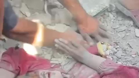 ►⚡️🇮🇱🇵🇸Girl pulled out alive from Abu Awwad family home rubble. Khan Yunis.Gaza.