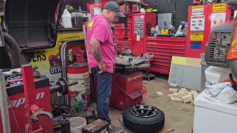 Mounting a 4 inch Tire on a 7 inch Wheel with the Bead Bazooka 6L2