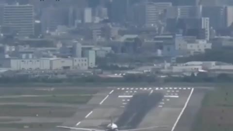 dangerous 2 flights landing and take off at same