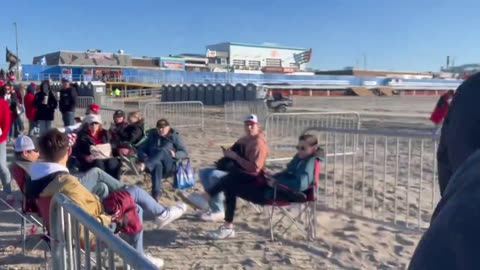 Devoted Trump Supporters Brave Early Morning Ocean Winds, Queue Up at 7am for Trump's