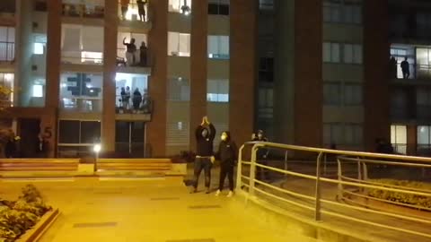 Video: Vecinos del médico amenazado en Bogotá lo reciben como un héroe