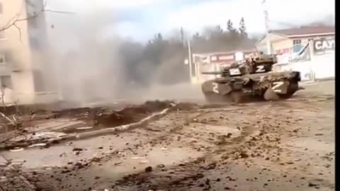 Tank battle between a Russian T-72 and unseen Ukrainians in Volnovakha