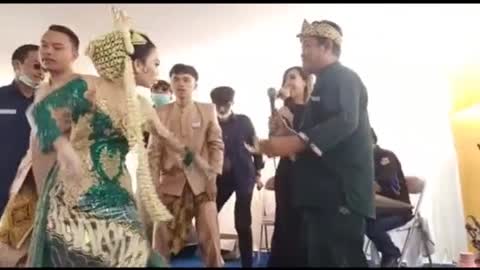 the hottest dance of the bride and groom with her