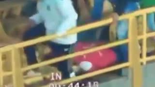 El video de la brutal agresión a un hincha de Santa Fe