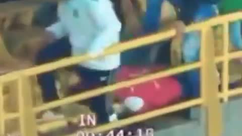 El video de la brutal agresión a un hincha de Santa Fe