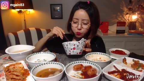 Korean mukbang earing show of Dorothy