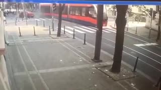 VIDEO Dobojlija poginuo u Beogradu! Objavljen stravični snimak sudara tramvaja i automobila