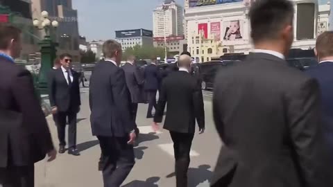 Russian President Putin lays flowers at WWII memorial in Harbin during state visit to China.mp4