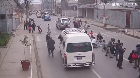 Dangerous footage of live earthquake in Nepal but luckily no accident on road.