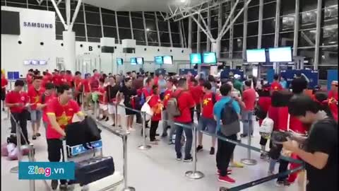 Bão cờ đỏ sao vàng đổ bộ sân bay, CĐV bay sang Indonesia