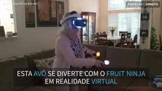 Avós jogam fruit ninja em realidade virtual