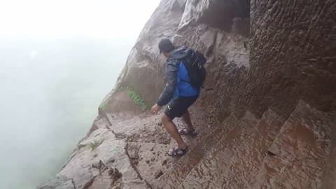 Despite the difficulties, rock climbing can't be distracted.